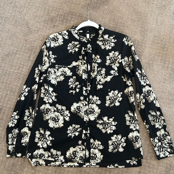 Kensie XS button down ladies shirt with floral print in black & white - Picture 1 of 4